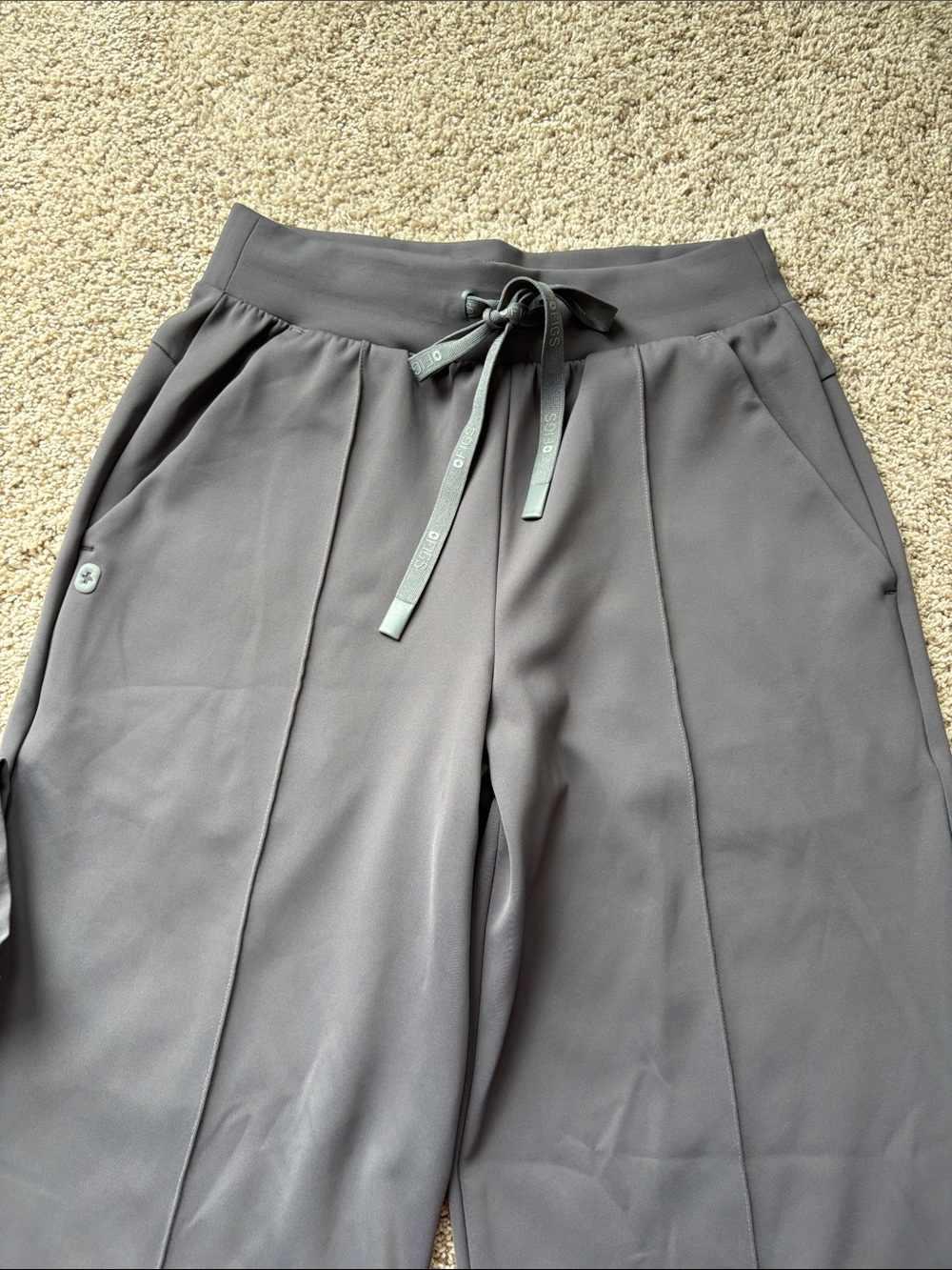 Women’s FIGS Salina High-Rise Wide-Leg Scrub Trouser and Sona V-Neck Top - set - Picture 4 of 13